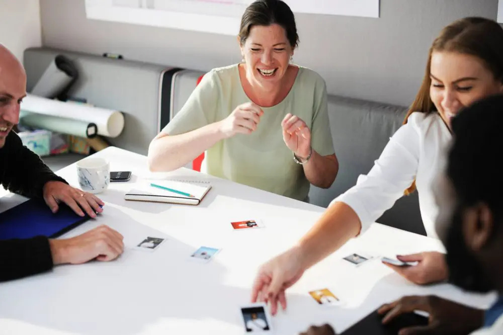 Quatro pessoas mostrando colaboração em equipe