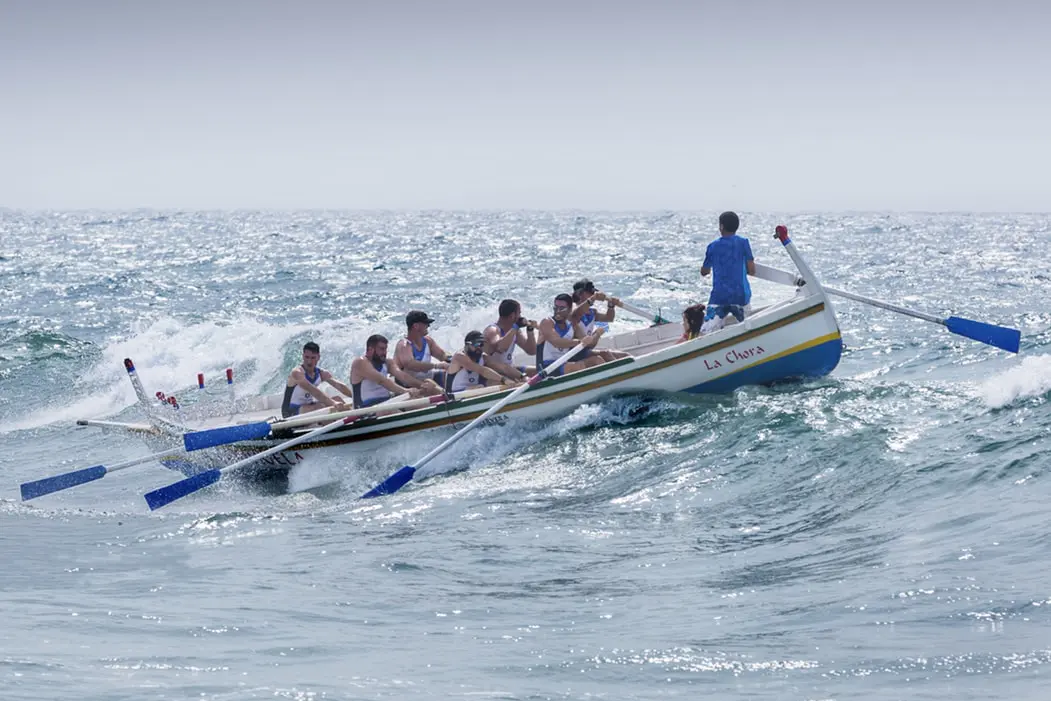 Team in einem Boot auf dem Wasser