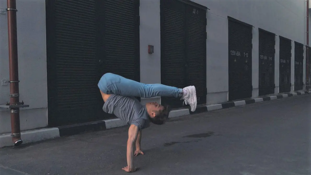 Junge macht Breakdance mit Handstand