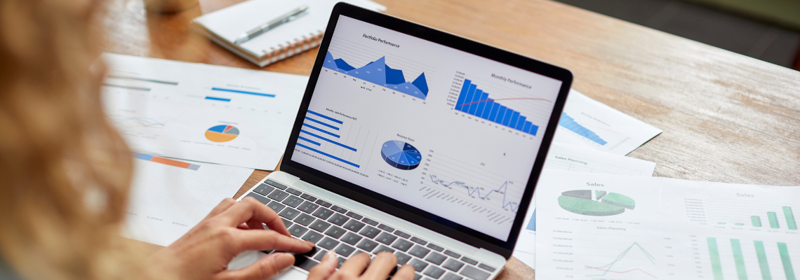 Person analysiert Daten auf einem Laptop mit Diagrammen und Statistiken als Beispiel für automatisierte Datenverarbeitung zur Prozessoptimierung.