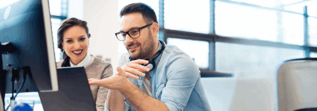 Modernes 3D-Headerbild: Ein Team arbeitet gemeinsam an einem Laptop mit einem leuchtenden Zahnrad, was die Prozessdigitalisierung durch BPM Software symbolisiert.