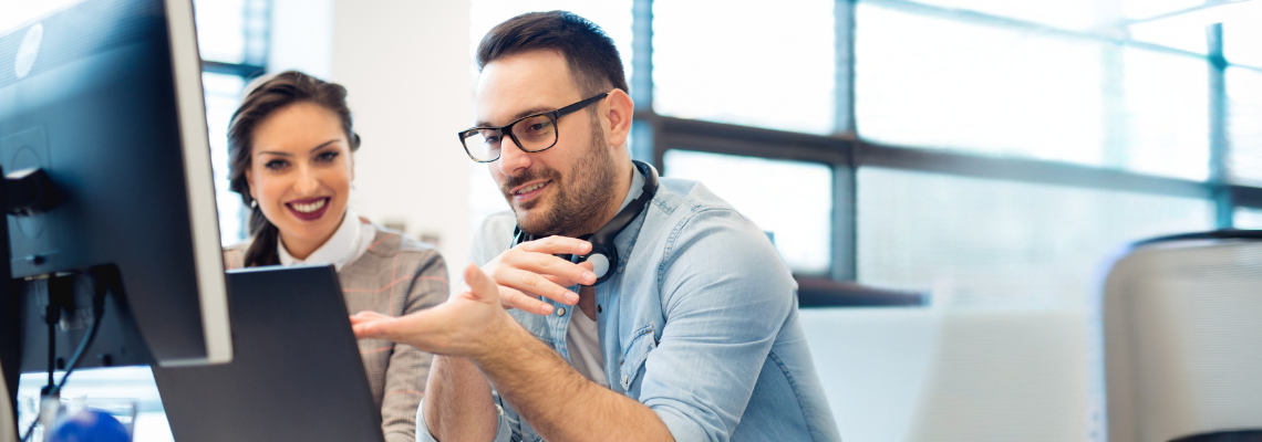 Modernes 3D-Headerbild: Ein Team arbeitet gemeinsam an einem Laptop mit einem leuchtenden Zahnrad, was die Prozessdigitalisierung durch BPM Software symbolisiert.